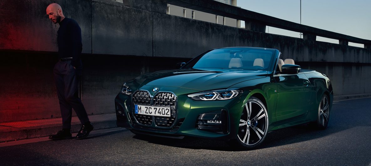 BMW 4er Cabrio G23 2020 Sanremo Green metallic Dreiviertel-Frontansicht mit Mann daneben