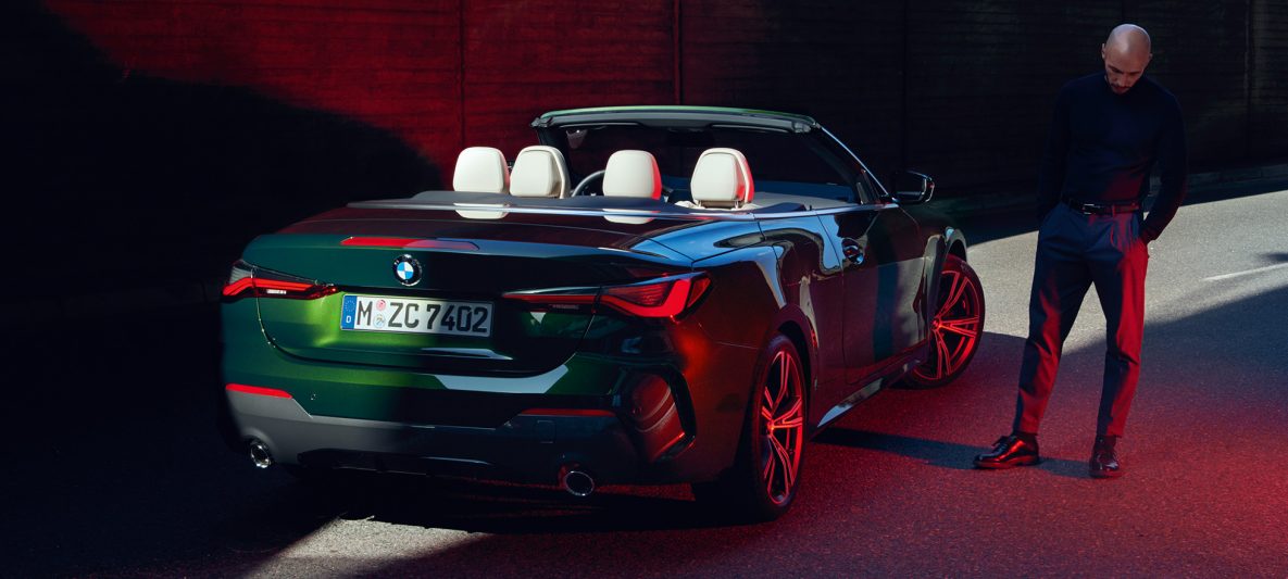 BMW 4er Cabrio G23 2020 Sanremo Green metallic Dreiviertel-Heckansicht mit Heckleuchten