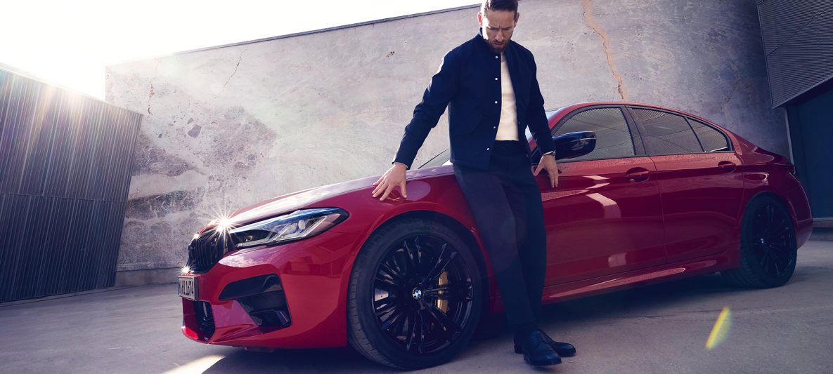 BMW M5 Competition F90 LCI Facelift 2020 BMW Individual Imola Rot Seitenansicht mit Mann