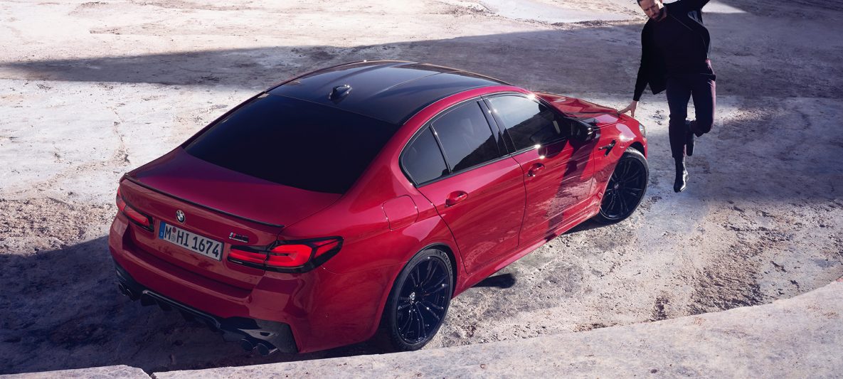 BMW M5 Competition F90 LCI Facelift 2020 BMW Individual Imola Rot Dreiviertel-Heckansicht aus Vogelperspektive