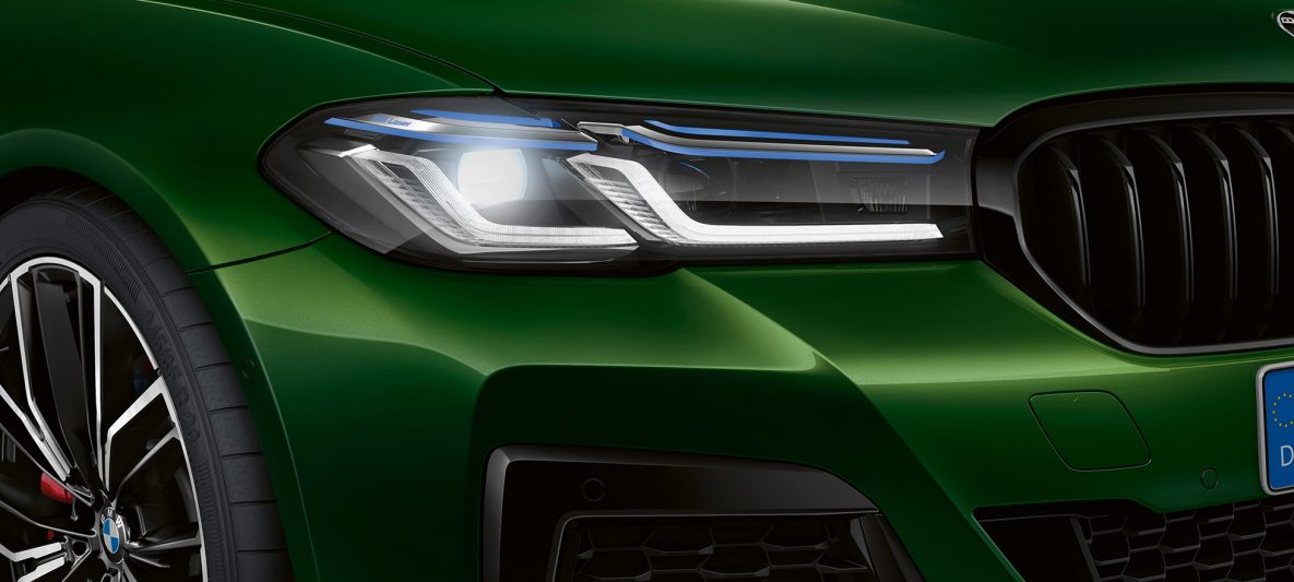 BMW Individual Leuchten Shadow Line BMW M550i xDrive Limousine G30 LCI Facelift 2020 BMW Individual Verde Ermes metallic Nahaufnahme Front