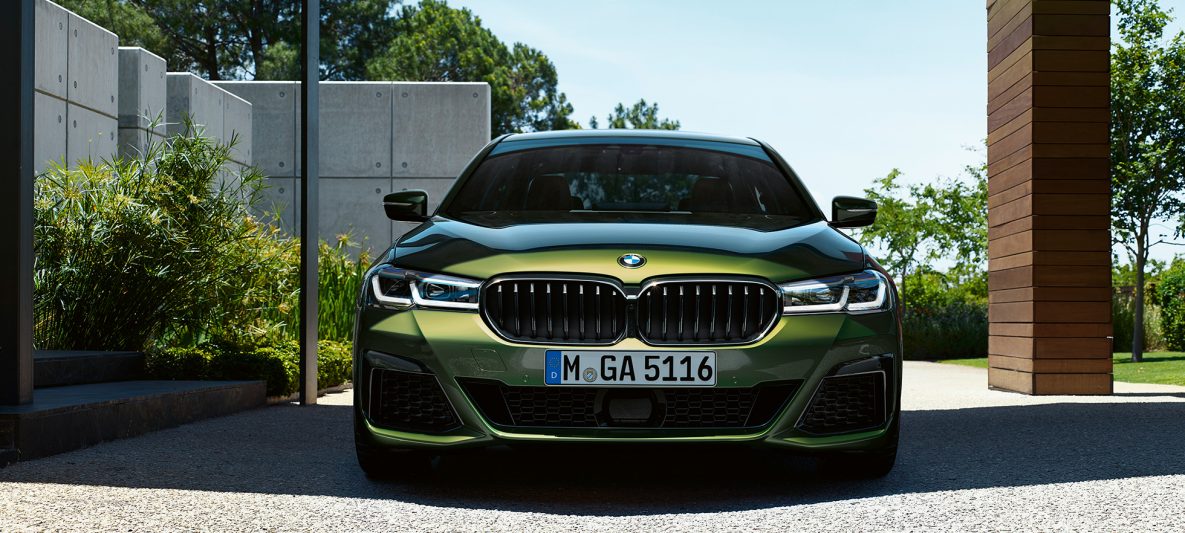 Front mit neuer Niere BMW M550i xDrive Limousine G30 LCI Facelift 2020 BMW Individual Verde Ermes metallic Frontansicht