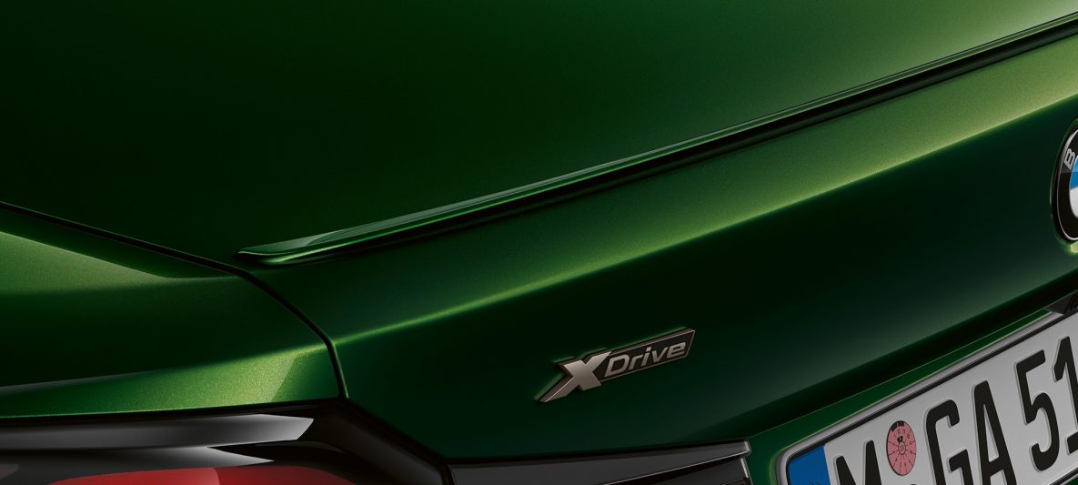 Heckspoiler BMW M550i xDrive Limousine G30 LCI Facelift 2020 BMW Individual Verde Ermes metallic Nahaufnahme Heck
