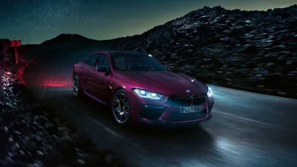 BMW 8er Gran Coupé M von rechts vorne bei Nacht auf der Straße