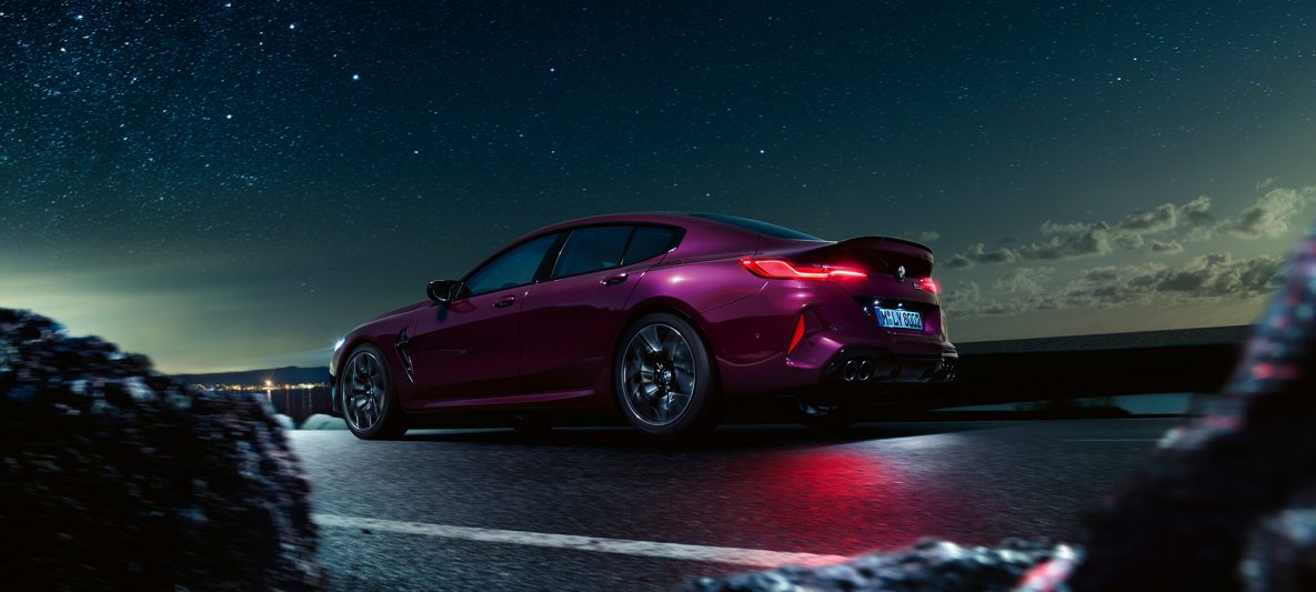 BMW M8 Competition Gran Coupé F93 2020 BMW Individual Ametrin metallic Dreiviertel-Heckansicht Froschperspektive