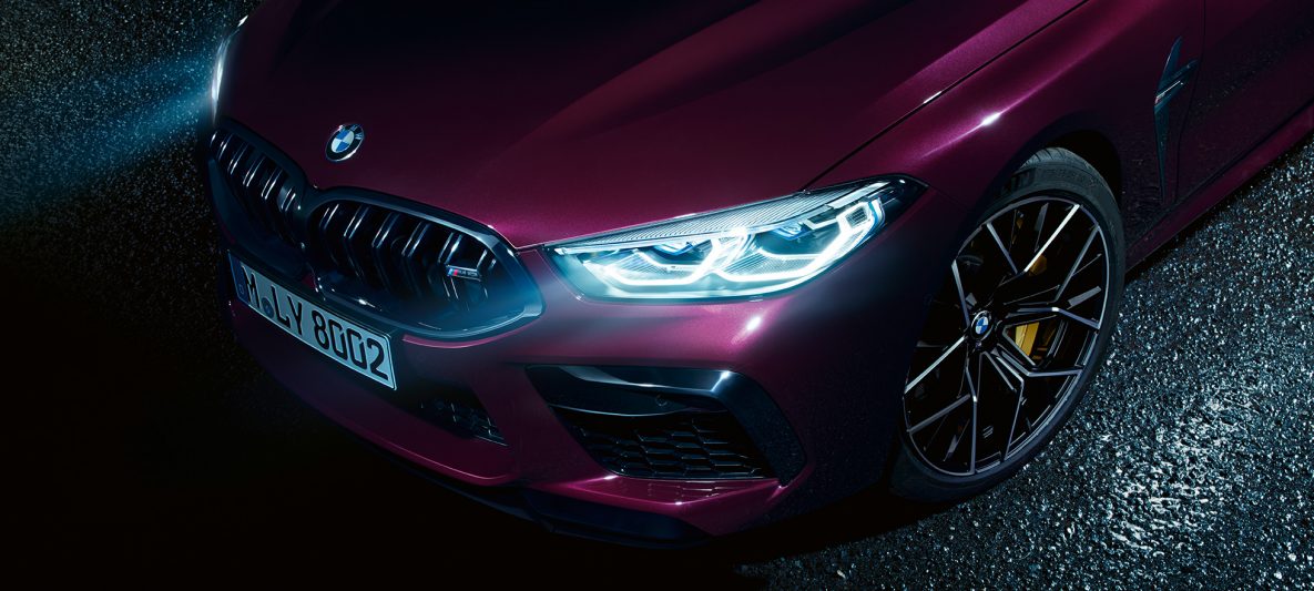 BMW M8 Competition Gran Coupé mit BMW Laserlicht F93 2020 BMW Individual Ametrin metallic Nahaufnahme seitliche Front