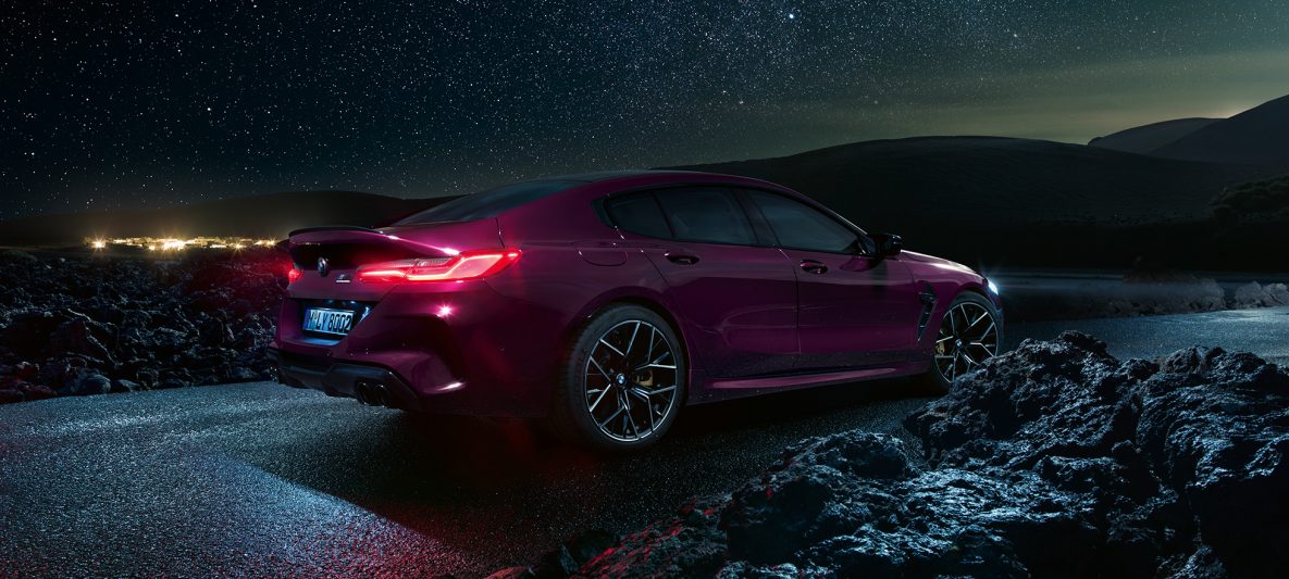 BMW M8 Competition Gran Coupé F93 2020 BMW Individual Ametrin metallic Dreiviertel-Seitenansicht von hinten