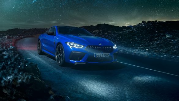 BMW 8er Coupé M von vorne rechts in der Nacht