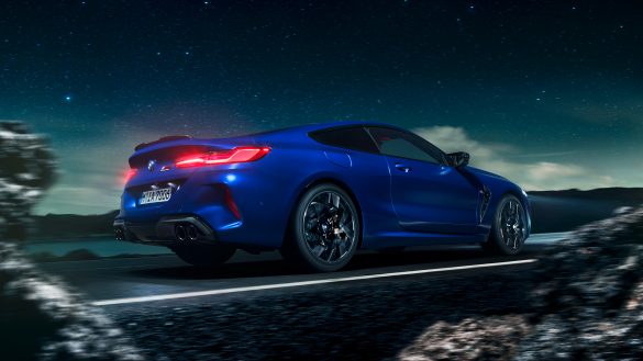 BMW 8er Coupé M von hinten rechts in der Nacht