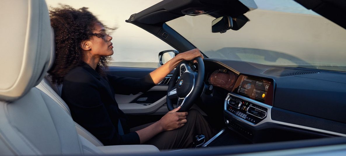 BMW 4er Cabrio während der Fahrt