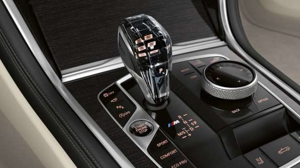 BMW 8er Cabrio mit exklusive Glasapplikation 'CraftedClarity' am Gangwahlschalter