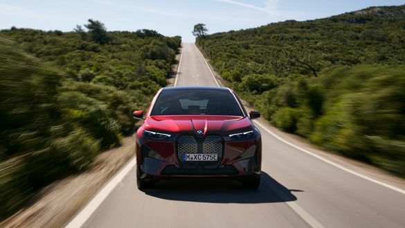 BMW iX von vorne auf der Straße