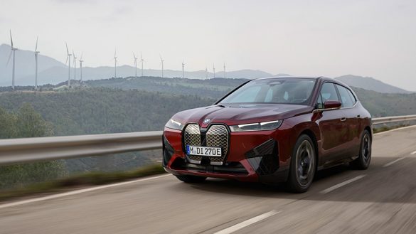 BMW iX von links vorne auf der Straße