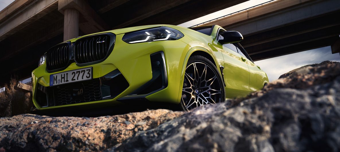 BMW X4 M Competition F98 LCI Facelift 2021 Sao Paulo Gelb Dreiviertel-Frontansicht mit Untersicht unter Brücken