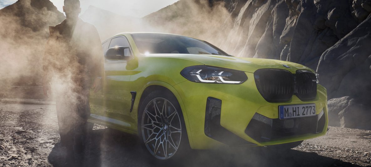 BMW X4 M Competition F98 LCI Facelift 2021 Sao Paulo Gelb Dreiviertel-Frontansicht mit Mann im Nebel