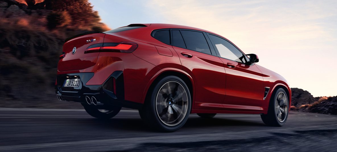 BMW X4 M F98 LCI Facelift 2021 Toronto Rot metallic Seitenansicht vor Fabrikhalle