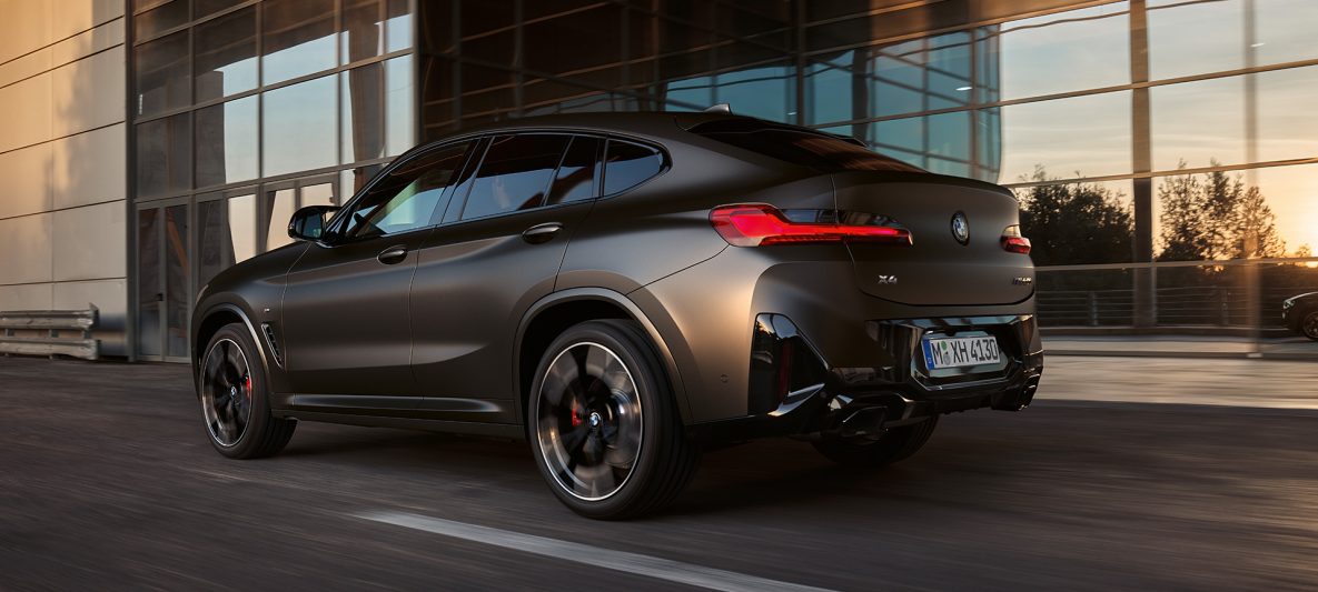 BMW X4 M40i G02 LCI 2021 Facelift Dreiviertel-Heckansicht vor Glasfassade