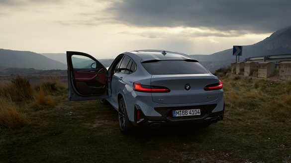 BMW X4 G02 Financial Services Brooklyn Grau Dreiviertel Heckansicht stehend 2021