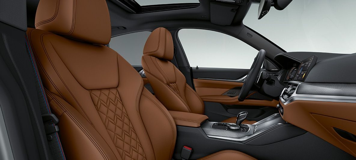 BMW Individual Volllederausstattung 'Merino' Tartufo BMW 4er Gran Coupé G26 2021 Innenraum Cockpit