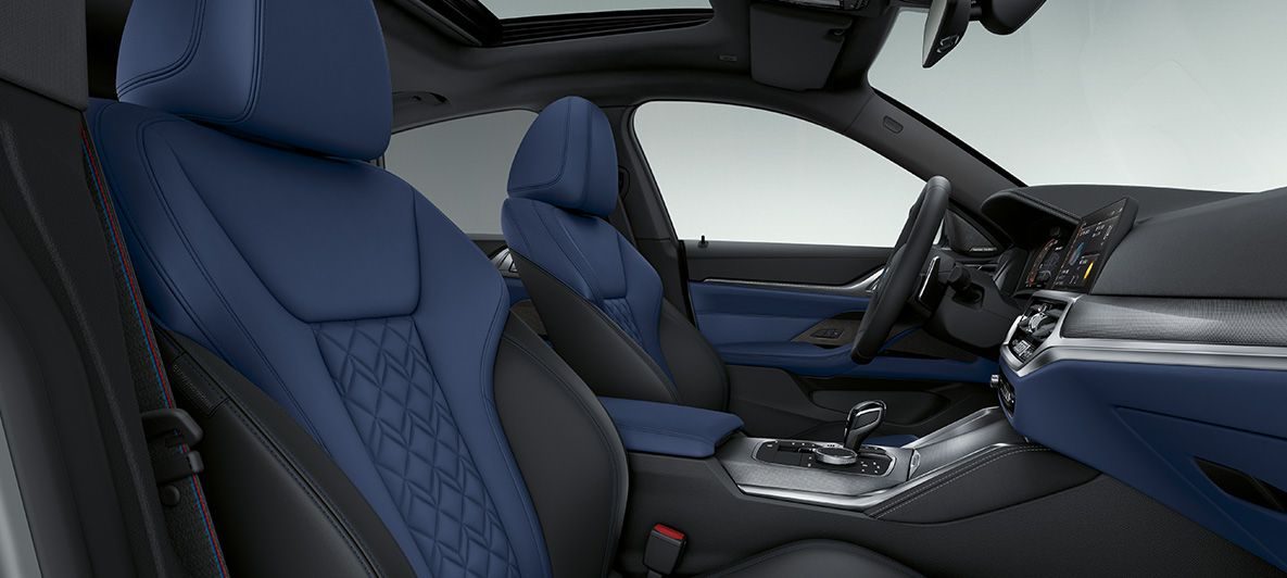 BMW Individual erweiterte Lederausstattung 'Merino' Fjordblau/Schwarz B BMW 4er Gran Coupé G26 2021 Innenraum Cockpit