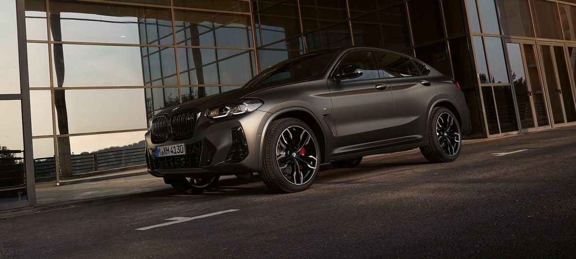 BMW X4 M40i G02 LCI 2021 Facelift Dreiviertel-Frontansicht vor Glasfassade