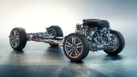 BMW X4 M F98 LCI Facelift 2021 Toronto Rot metallic M spezifisches Fahrwerk Frontansicht fahrend durch Kurve