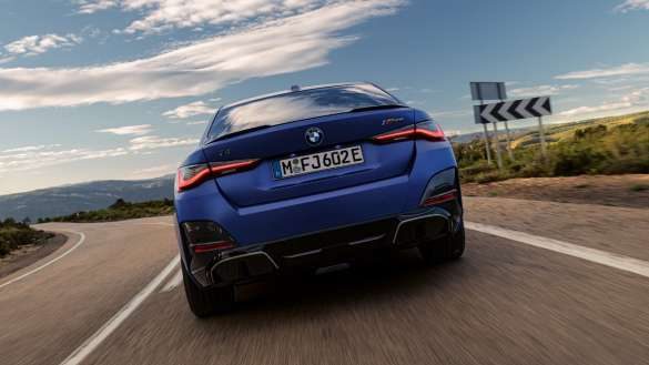 Adaptives M Fahrwerk BMW i4 M50 G26 2021 BMW Individual Frozen Portimao Blau Nahaufnahme seitliche Front