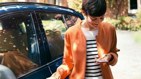 BMW Servicemitarbeiter begrüßt Kunden