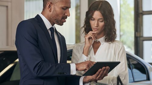 BMW Servicemitarbeiter berät Kundin