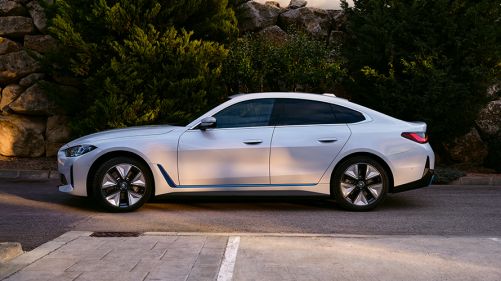 BMW i4 eDrive40 G26 2021 Mineralweiß Dreiviertel-Frontansicht stehend vor Wasser