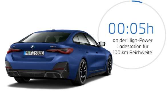 BMW i4 M50 eDrive40 G26 2021 BMW Individual Frozen Portimao Blau metallic Dreiviertel-Heckansicht mit Grafik zur Ladedauer