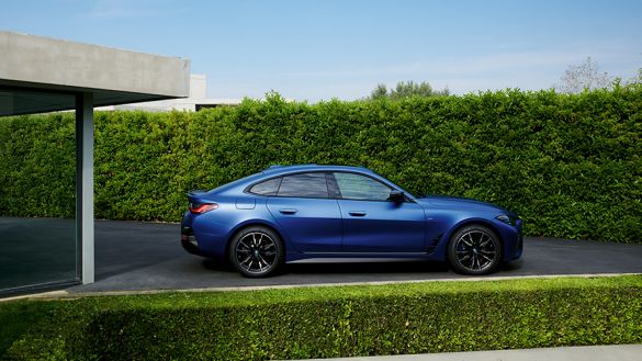 BMW i4 M50 G26 2021 BMW Individual Frozen Portimao Blau metallic Heckansicht fahrend auf Landstraße