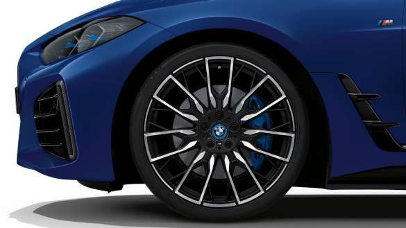 M Technik Paket BMW i4 M50 G26 2021 BMW Individual Frozen Portimao Blau metallic Nahaufnahme Rad