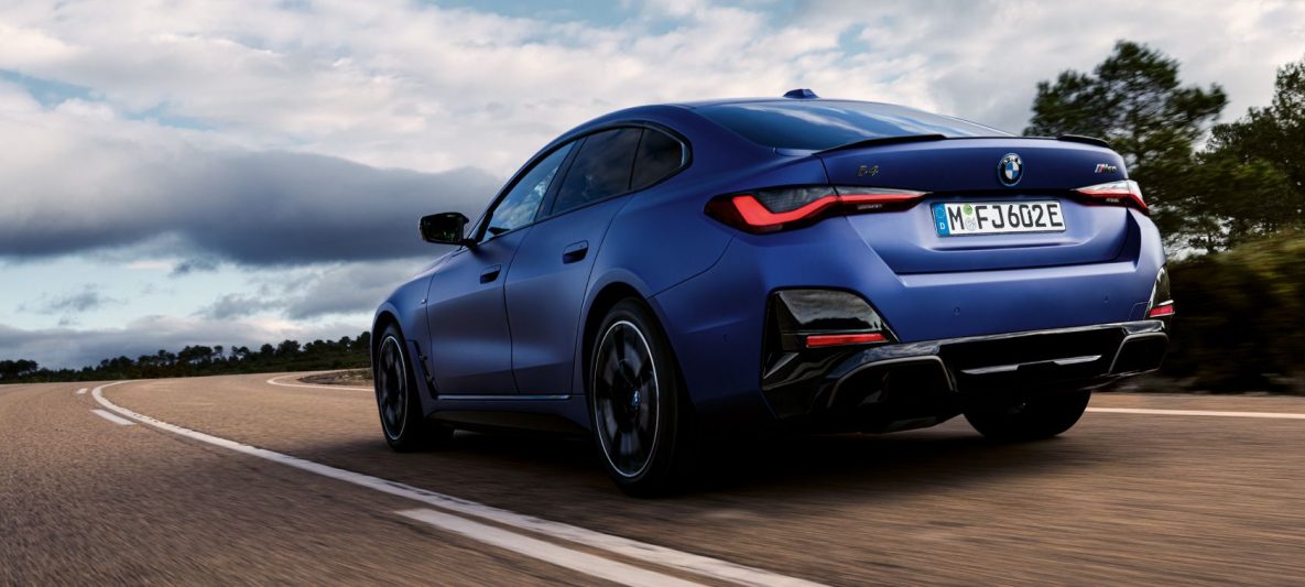 BMW i4 M50 G26 2021 BMW Individual Frozen Portimao Blau metallic Dreiviertel-Heckansicht fahrend