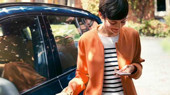 BMW Servicemitarbeiter begrüßt Kunden