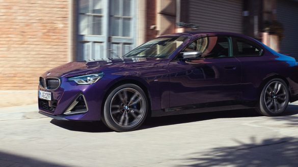 BMW 2er Coupé G42 2021 Thundernight metallic Dreiviertel-Seitenansicht fahrend in der Stadt
