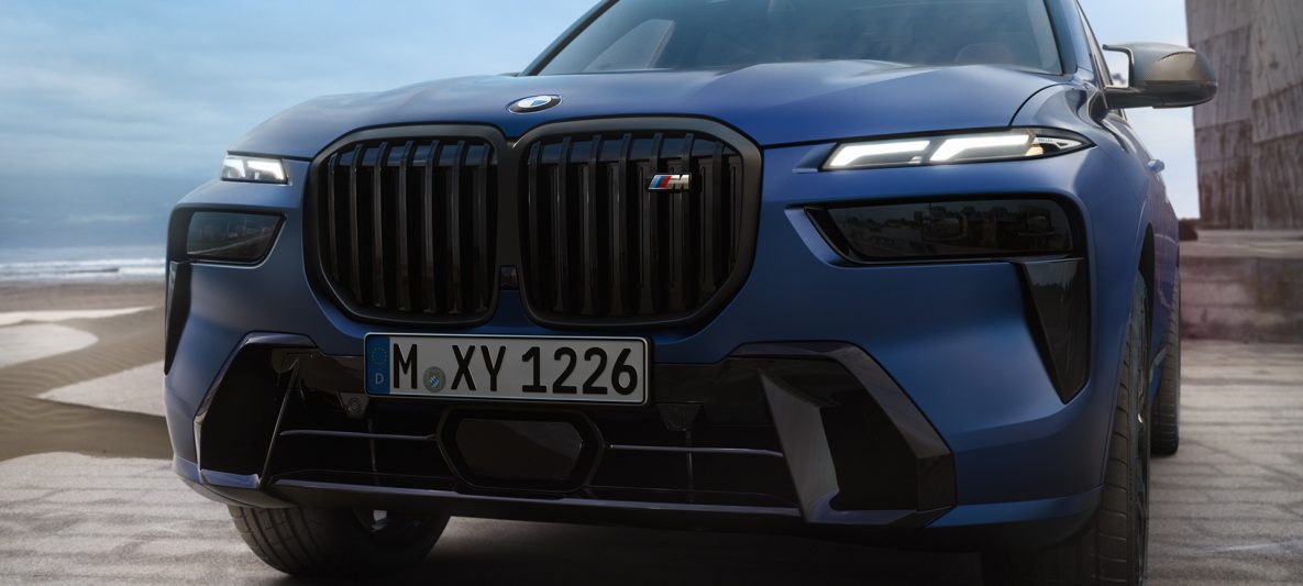 EXPRESSIVE FRONT MIT KRAFTVOLL-MARKANTEN LUFTEINLÄSSEN.