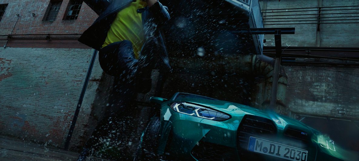 BMW M3 Limousine G80 2020 Isle of Man Grün metallic Frontansicht mit Mann im Regen