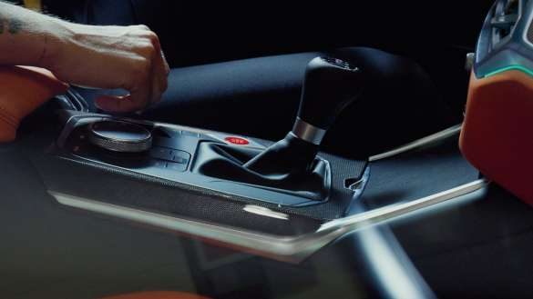 BMW M3 Limousine G80 2020 Manuelles 6-Gang M Getriebe und Hinterradantrieb Nahaufnahme Gangwahlschalter