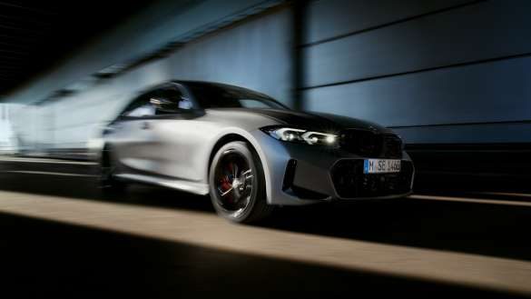 BMW M340i xDrive Limousine G20 BMW Individual Frozen Pure Grey metallic Dreiviertel Frontansicht fahrend