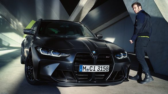 BMW M3 Competition Touring G81 BMW Individual Frozen Black metallic Dreiviertel-Frontansicht stehend mit Model
