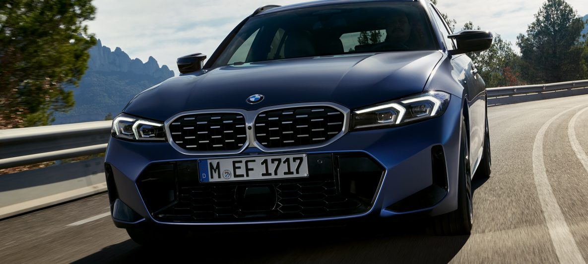 BMW M340i xDrive Touring G21 Frozen Tanzanite Blue Frontansicht fahrend auf Straße