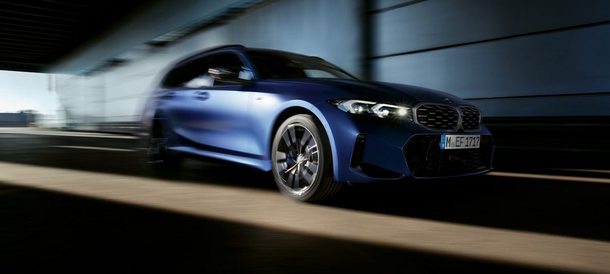 BMW M340i xDrive Touring G21 Dreiviertel-Seitenansicht fahrend