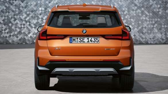 Heckansicht BMW X1 xDrive23i U11 ICE xLine Utah orange metallic