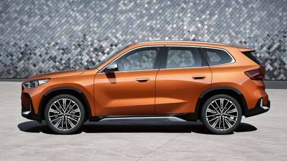 Seitenansicht BMW X1 xDrive23i U11 ICE xLine Utah orange metallic