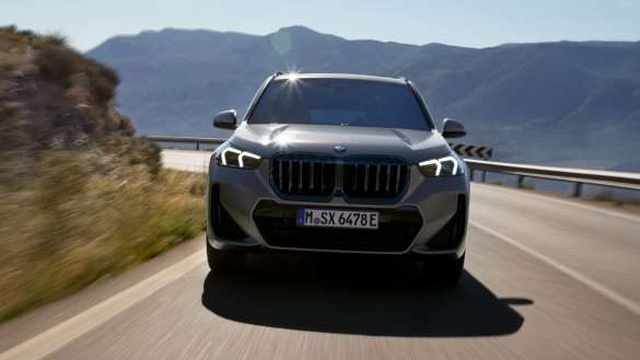 BMW X1 U11 BEV Frontansicht fahrend auf Landstraße