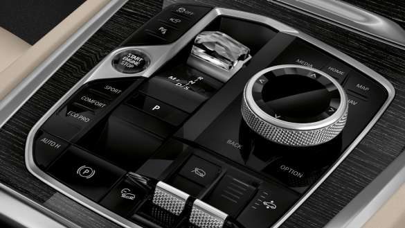 BMW X6 G06 LCI Edle Kristall-Glaselemente Nahaufnahme Mittelkonsole