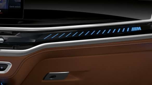 BMW X5 M60i xDrive G05 MP Lichtleiste mit M Logo Nahaufnahme