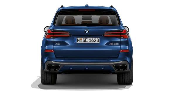 BMW X5 M60i xDrive G05 MP Heckansicht stehend