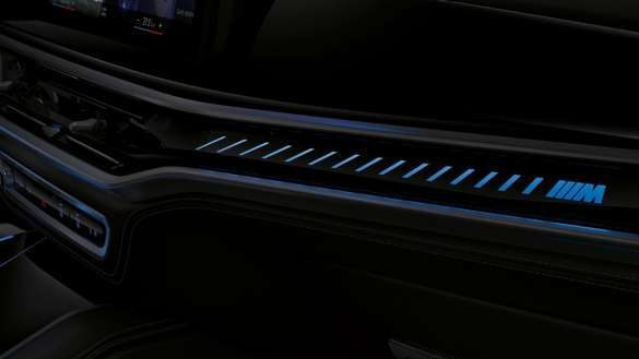 BMW X6 M60i xDrive G06 MP Lichtleiste mit M Logo Nahaufnahme